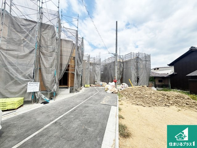 ●生駒市萩原町　第1期　新築一戸建ての前面道路含む現地写真|周辺は閑静な住宅街です。前面道路もしっかりと有りますので車の出し入れも安心ですよ！