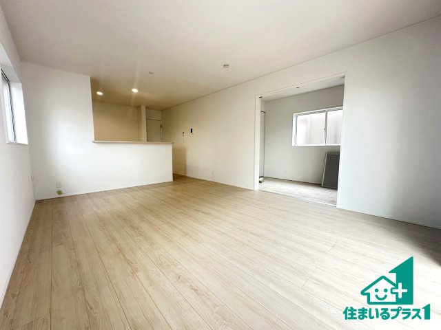●生駒市萩原町　第1期　新築一戸建ての居間・リビング|シンプルなリビングは、観葉植物等のインテリアを楽しめますね！パパ好みにも、ママ好みにも家具次第で雰囲気を変えることができます！