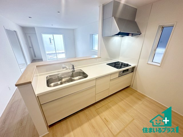 ●生駒市萩原町　第1期　新築一戸建てのキッチン|リビングと統一感があり、使い勝手のいいキッチン。広々としているので、二人並んで作業が出来ちゃいます。お子様と一緒に色々なお料理に挑戦できるスペースがあります。