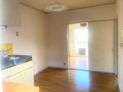 【居間・リビング】 | エステートピア三咲 | クリーニング前のお部屋です。