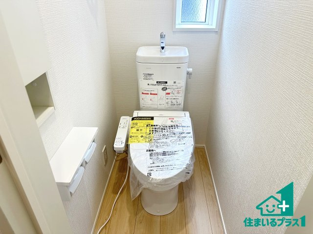 ●生駒市萩原町　第1期　新築一戸建てのトイレ|1・2階の2ヶ所にあるので、朝の忙しい時間の順番待ちもなく、深夜の利用にも大変便利です。