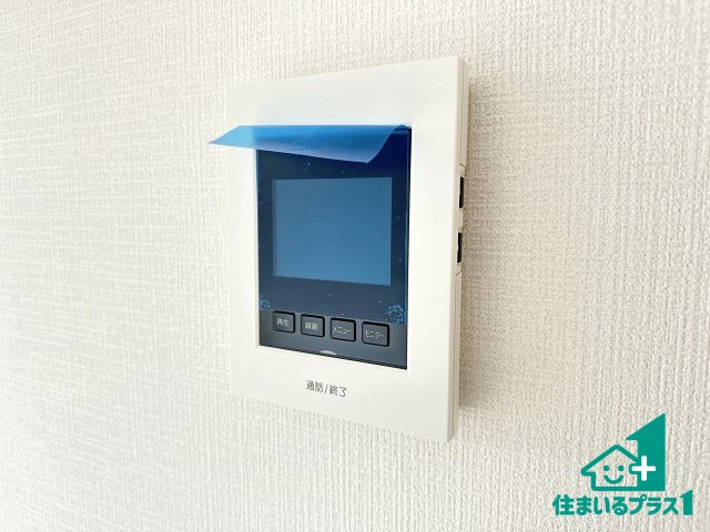 ●生駒市萩原町　第1期　新築一戸建ての防犯設備|カラーモニターインターホン！声だけでなく来訪者の姿や顔がモニターで確認できるので、小さなお子様がいらっしゃるご家庭でも安心できます！