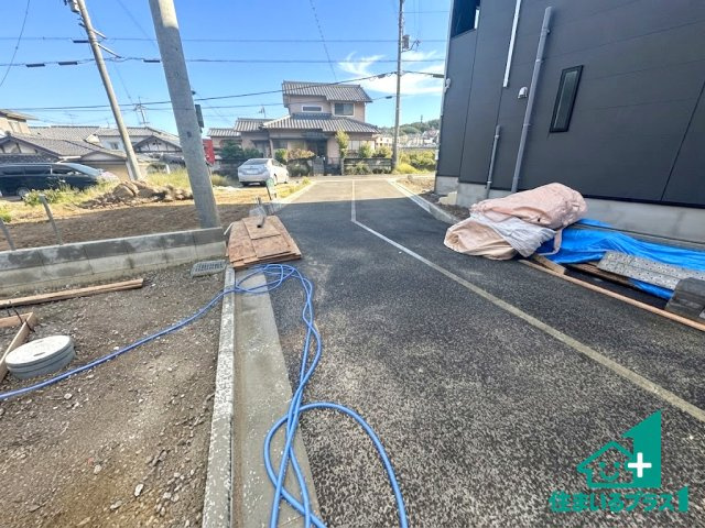 ●生駒市萩原町　第1期　新築一戸建ての前面道路含む現地写真|周辺は閑静な住宅街！前面道路広々で車の出し入れも便利です。駐車が苦手な方でも安心して車庫入れできます！