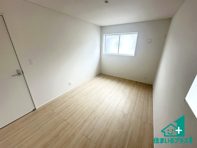 ●生駒市萩原町　第1期　新築一戸建ての洋室|シンプルな洋室は、自分好みのインテリアが楽しめます♪ご家族とインテリアや家具を選びに行くのは新築購入時の醍醐味の一つです。ぜひお楽しみください♪