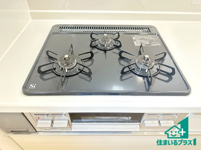 ●生駒市萩原町　第1期　新築一戸建ての設備|ダブル高火力Ｓｉセンサー付きコンロ！３口あるので、まとめて料理をする時も大活躍！