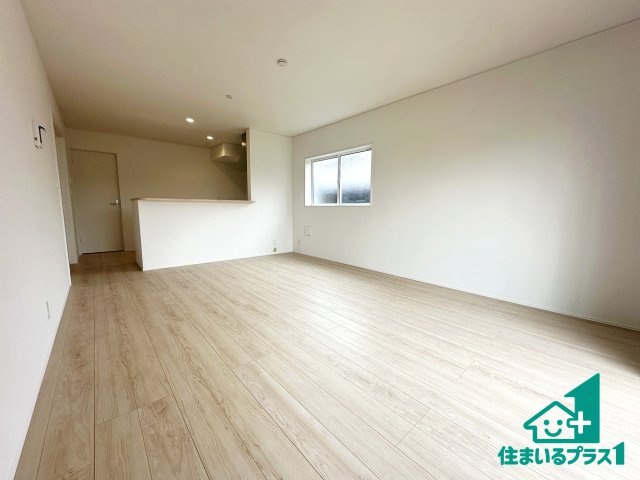 ●生駒市萩原町　第1期　新築一戸建ての居間・リビング|シンプルなリビングは、観葉植物等のインテリアを楽しめますね！パパ好みにも、ママ好みにも家具次第で雰囲気を変えることができます！