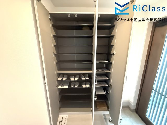 新築未入居　神戸市兵庫区上祇園町2-27　の玄関|収納もある玄関です