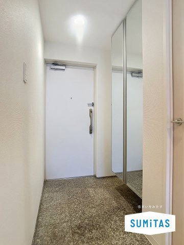上質な雰囲気が漂う落ち着いた玄関アプローチ。