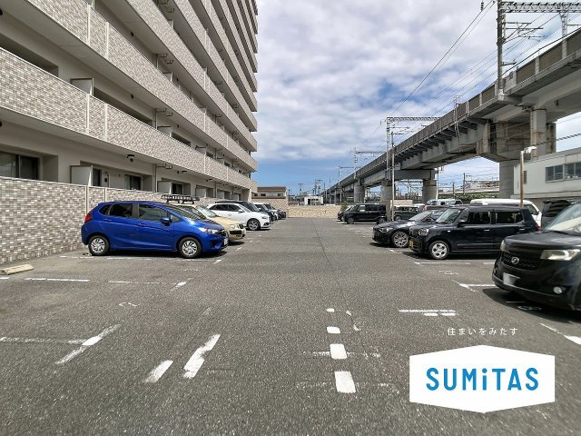 敷地内にゆとりを持って整備された駐車場。