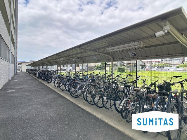 雨や風から大切な自転車を守る屋根付きの駐輪場。