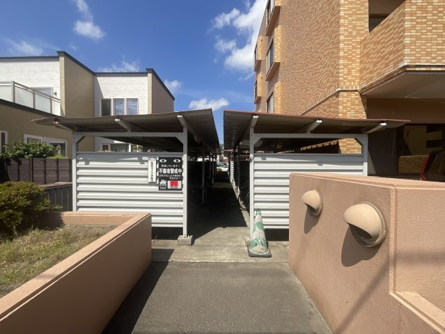【駐輪場】 屋根付き駐輪場を備え、自転車を雨や雪から守りながら保管できます。