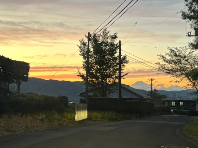 リビングや和室より富士山を望む3SLDK平屋建ての前面道路含む現地写真
