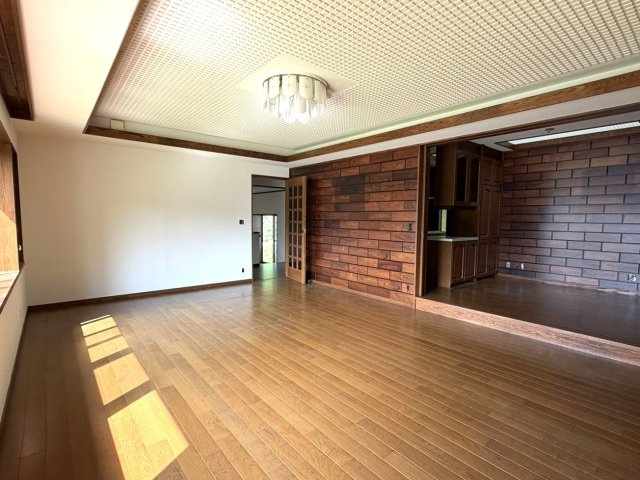 リビングや和室より富士山を望む3SLDK平屋建ての居間・リビング