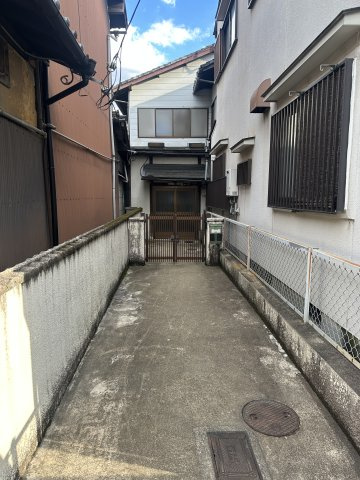 深草フケノ内町　貸家の駐車場|バイク・自転車複数台駐車可能