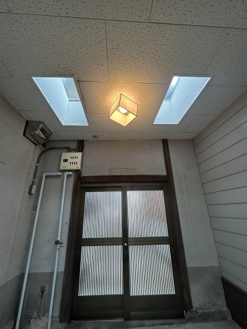 深草フケノ内町　貸家の設備|玄関部分　天窓