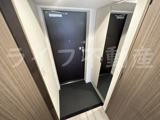 プレサンスOSAKA東中本エシデルの玄関