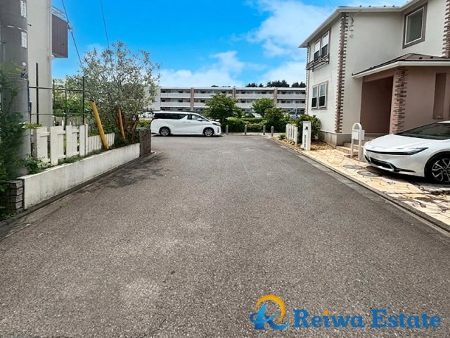 中古戸建　茅ヶ崎市みずき2丁目の前面道路含む現地写真