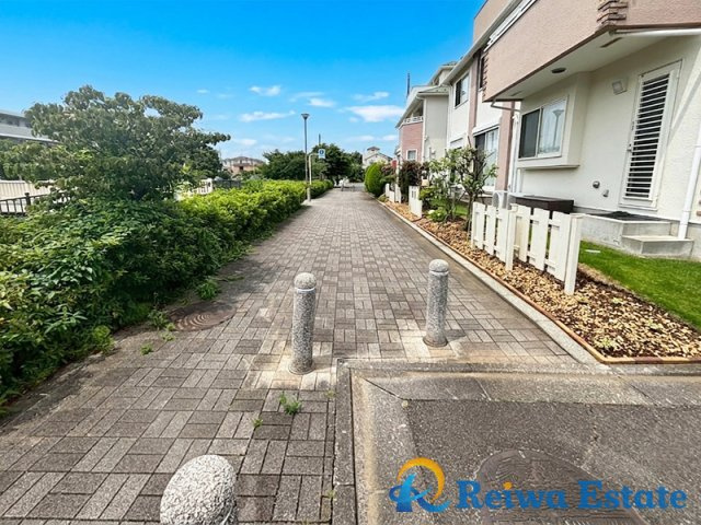 中古戸建　茅ヶ崎市みずき2丁目の前面道路含む現地写真