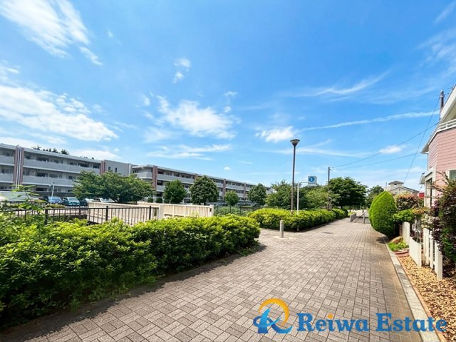 中古戸建　茅ヶ崎市みずき2丁目の前面道路含む現地写真