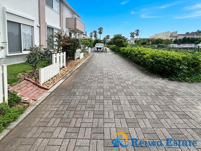 中古戸建　茅ヶ崎市みずき2丁目の前面道路含む現地写真