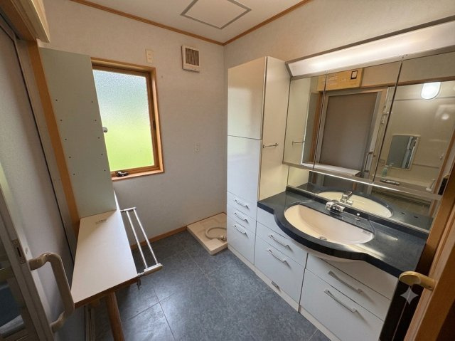 ときがわ町本郷 中古戸建の独立洗面台