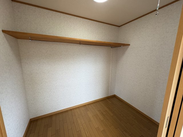 ときがわ町本郷642-2,642-1中古戸建の収納|ウォークインクローゼット（2階洋室7帖）