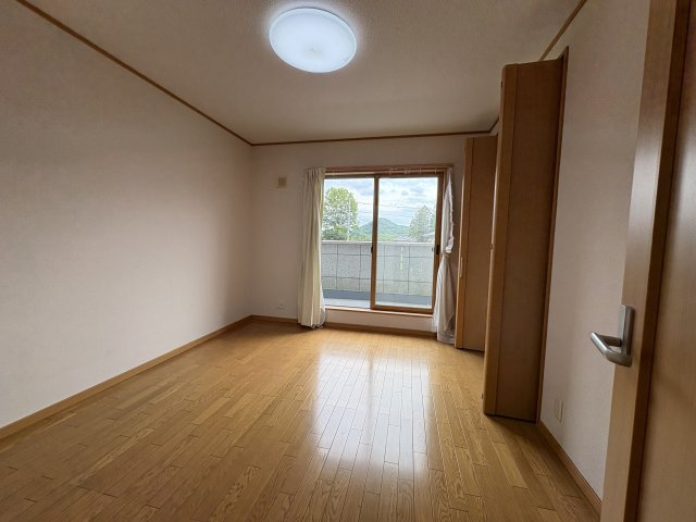 ときがわ町本郷 中古戸建の洋室|2階洋室7帖（南中央）