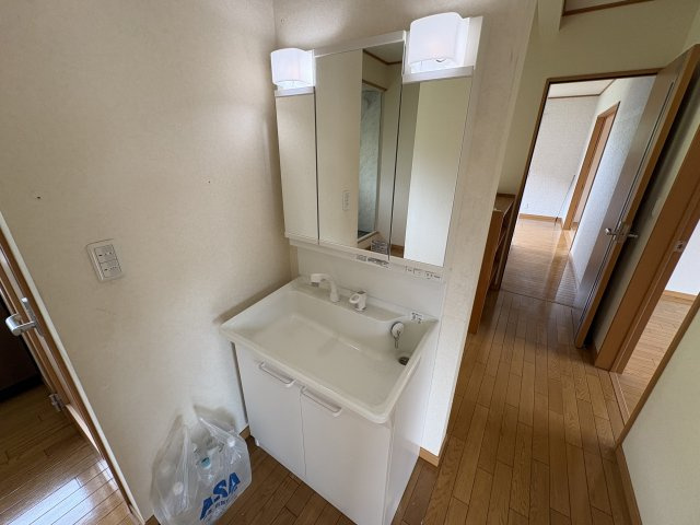 ときがわ町本郷642-2,642-1中古戸建の独立洗面台|2階洗面台
