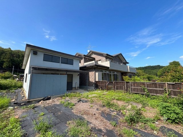 ときがわ町本郷 中古戸建の庭|母屋と倉庫