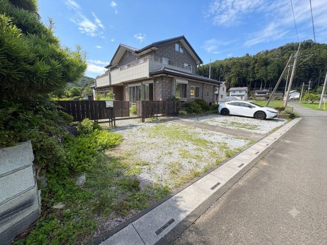 ときがわ町本郷 中古戸建の駐車場|4～5台駐車可能です。