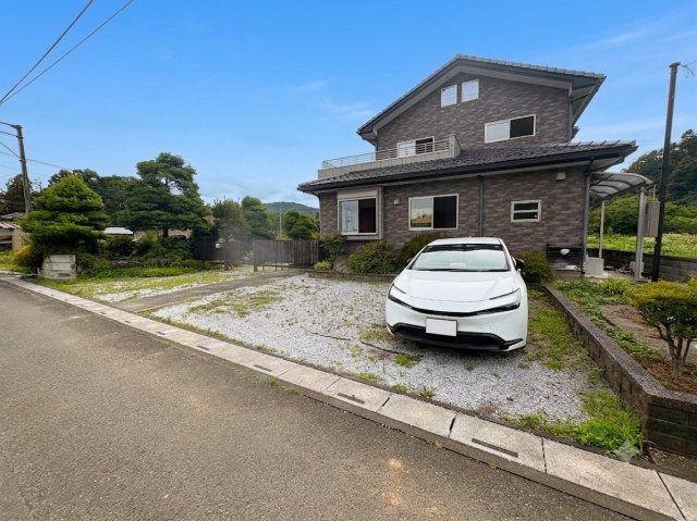 ときがわ町本郷642-2,642-1中古戸建の前面道路含む現地写真|4～5台駐車可能です。
