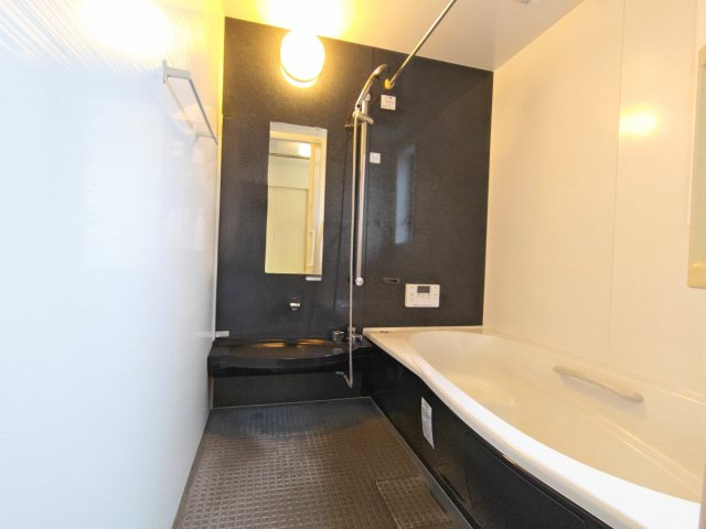 売中古戸建　静岡市葵区古庄４丁目の浴室|バスユニット１坪タイプ。浴室乾燥機もついています