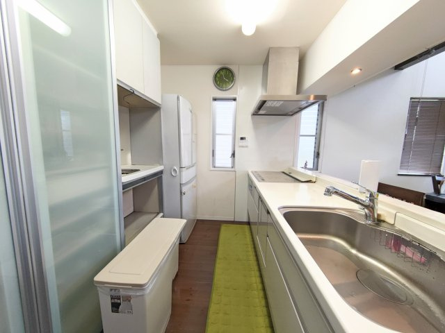売中古戸建　静岡市葵区古庄４丁目のキッチン|カウンターキッチンからリビングが見渡せます