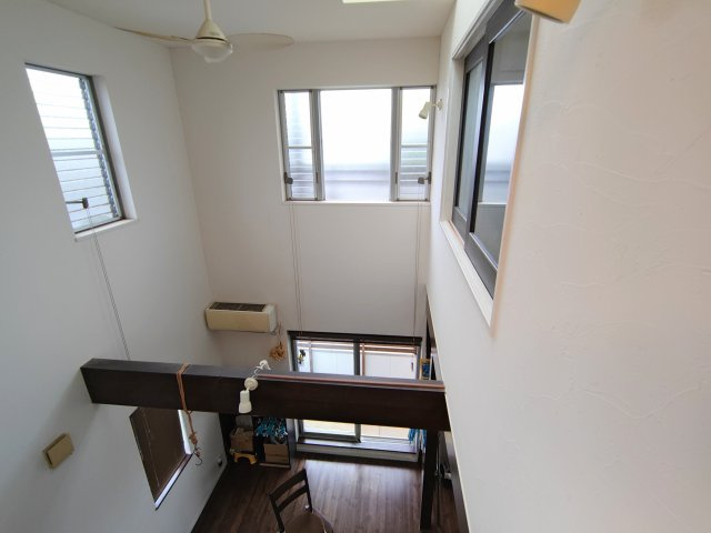 売中古戸建　静岡市葵区古庄４丁目の居間・リビング|天井が高いと、のびのび過ごすことができますね