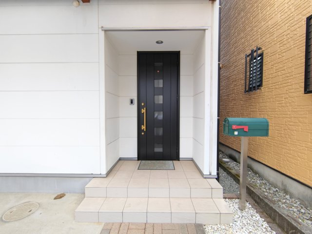 売中古戸建　静岡市葵区古庄４丁目の玄関|採光を考え抜いて造られた玄関！
