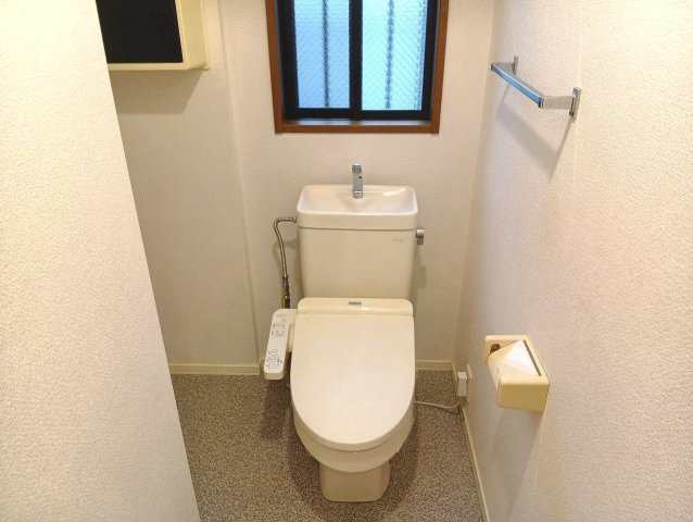 貸家(愛宕山90-168)のトイレ|落ち着いた色調のトイレです
