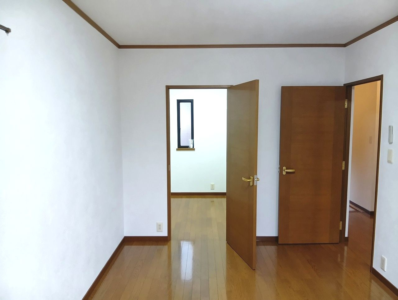 貸家(愛宕山90-168)の内装|明るい室内です