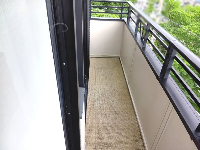 貸家(愛宕山90-168)のバルコニー|外からの目が気にならないバルコニーで洗濯物が干せます