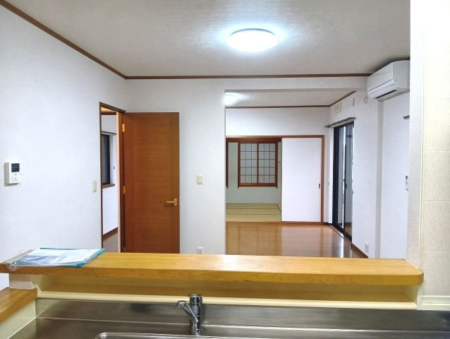 貸家(愛宕山90-168)の居間・リビング|ゆったり過ごせる居間です