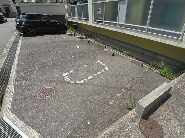 サンリッチ鈴蘭の駐車場|敷地内駐車場を完備しています