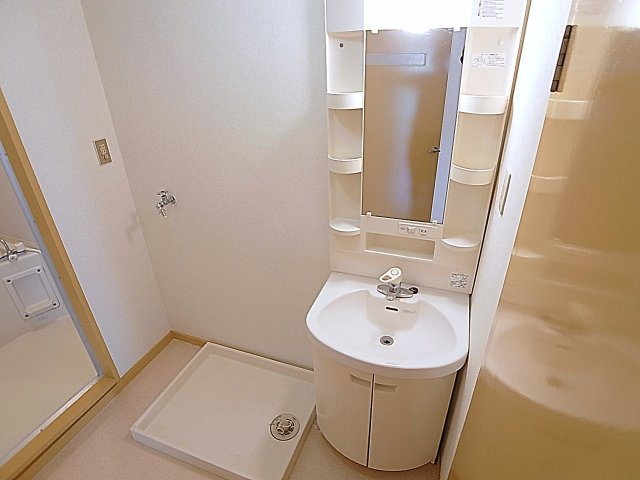 サンリッチ鈴蘭の洗面所|独立洗面台、脱衣所も広々してます