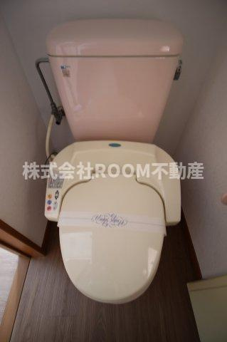小松原町貸家のトイレ|落ち着いた色調のトイレです
