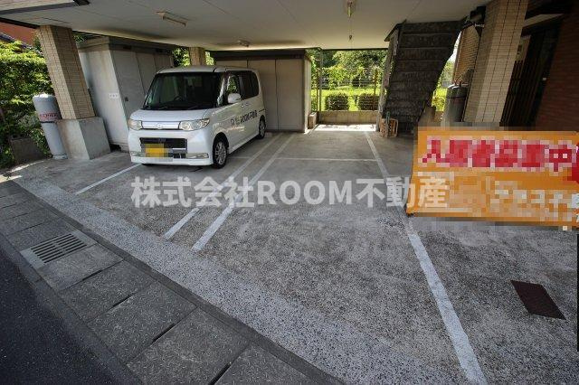 小松原町貸家の駐車場|駐車場があるので、車を買う予定の方も安心です