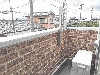 セレノ・アロッジオのバルコニー|外からの目が気にならないバルコニーで洗濯物が干せます