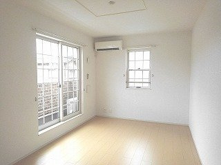 セレノ・アロッジオの居間・リビング|こちらの居間で趣味の時間をお楽しみください