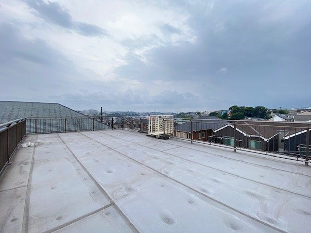 保土ヶ谷区峰岡町2丁目戸建てのバルコニー|屋上から街を一望する開放的な眺望をぜひ実際にご覧になって下さい。