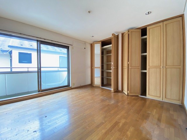 保土ヶ谷区峰岡町2丁目戸建ての洋室|大きなお部屋が魅力的！全室南向きで陽当たり良好なお家です。