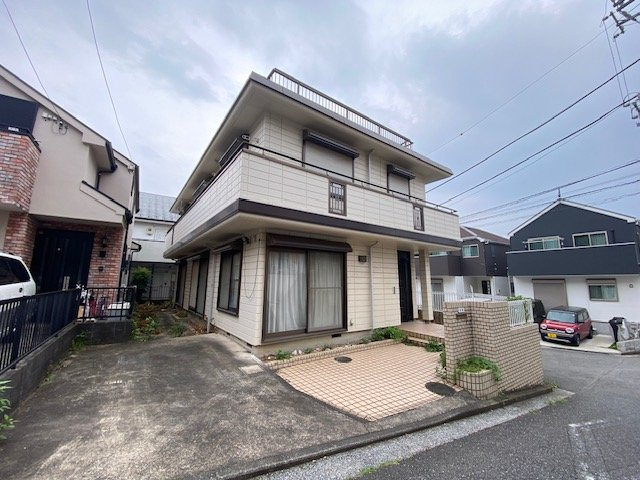 保土ヶ谷区峰岡町2丁目戸建ての駐車場|玄関まわりは広い空間があり、ベビーカーや自転車、バイクも置けそうです。ガーデニングも楽しめそう。