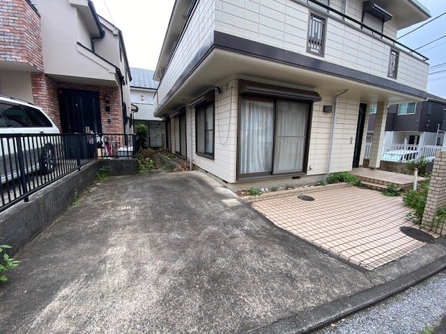 保土ヶ谷区峰岡町2丁目戸建てのその他|駐車場スペースも広々なので、車庫入れ、乗り降りストレスなしですね。