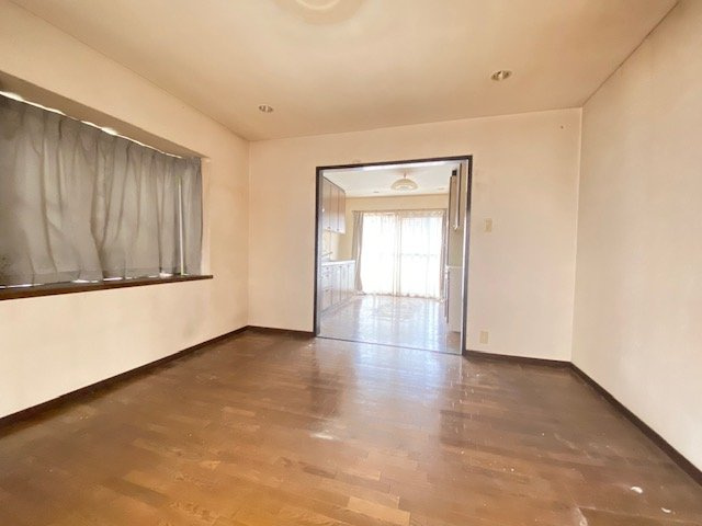 保土ヶ谷区峰岡町2丁目戸建ての居間・リビング|２階リビングは明るい陽射しの入る広々スペースです。